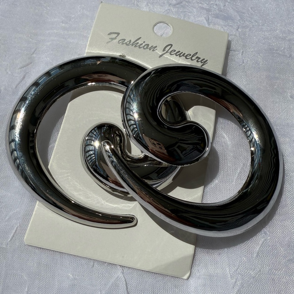 Vintage Silver Spiral Stud Earrings – Bold Retro Statement - Picture 7 of 8